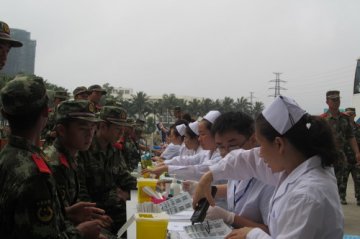学雷锋扬正气 海南武警无偿献血