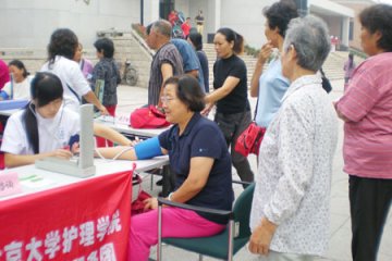 健康送入寻常百姓家--记护理学院青年志愿服务团