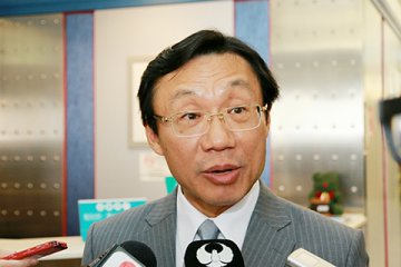 谭俊荣在镜湖护校毕业礼上重申 完善医疗体系是重中之重