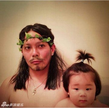 日本父女逗比泡澡照走红