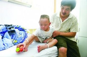 4岁男童疑遭虐待右脑损伤 生父和继母卷款失踪
