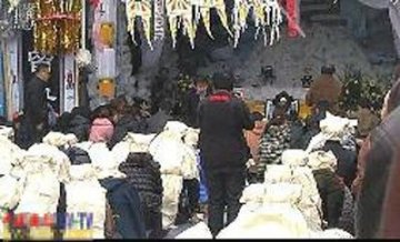 患者死亡后医院人员迫于压力集体在灵堂下跪