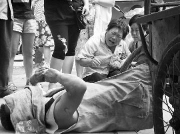 环卫工人街头热死 死时仍保持趴车休息姿势