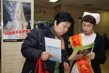 中国康复研究中心白衣天使积极宣传禁烟