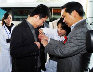 温州市长赵一德考察艾滋病防治工作并慰问艾滋病患者