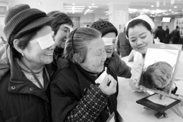 连续手术9小时62位白内障老人重见光明