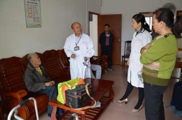 昭平县人民医院医疗组到我县光荣院福利院进行义诊