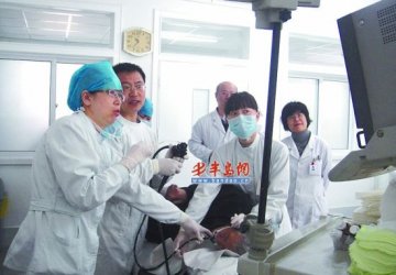 老人吃到胶皮制成鸭蛋黄被堵住食道