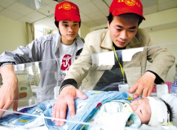 福建义工接力救助残疾弃婴