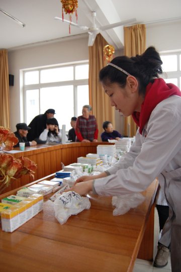 赤峰市卫生局，赤峰市中蒙医院在我院举办“学雷锋 送温暖”3.5大型义诊活动