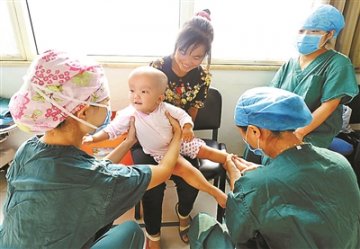 “大头丫头”来京救治 80后支教老师倾力相助