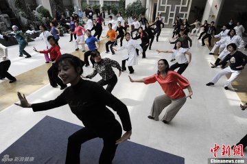 1.中午12点，医务人员正在医院大厅翩翩起舞