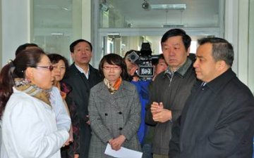 新疆自治区副主席艾尔肯.吐尼亚孜调研伊犁州疾控中心艾滋病防治工作