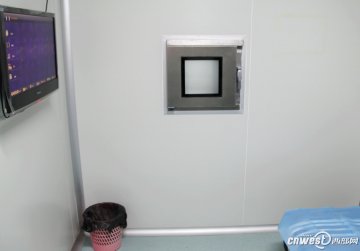 取精室内墙壁上的窗口与精子库实验室通连