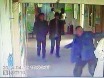 妇产科男医生查房后遭产妇家属暴打昏迷