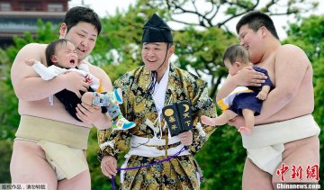 日本举行“宝宝哭”大赛 大胖子吓哭小孩子