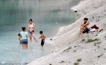 英迷人湖泊含剧毒 难挡游客热情