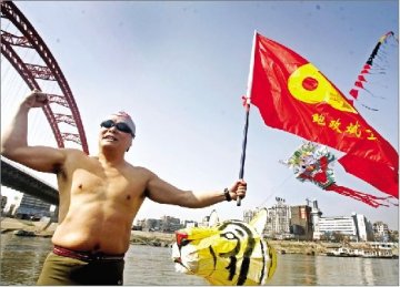 男子欲从武汉游泳到上海观看世博会