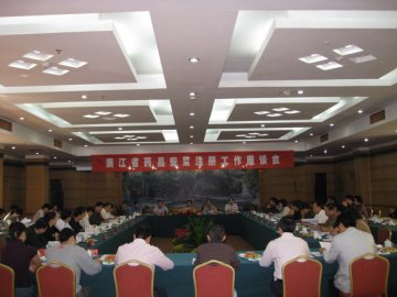 黄萌局长在全省药品安监注册工作座谈会上强调：努力推动安监注册工作走在前列