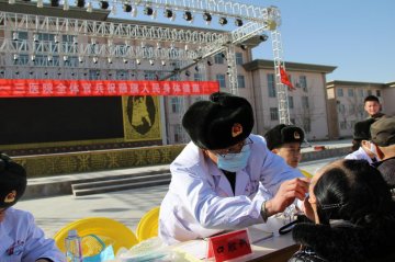 63600部队513医院来我旗开展义诊及维收活动