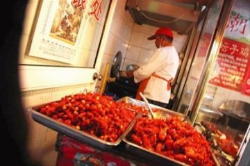 不良商贩将死虾送往熟食店：食后可能中毒