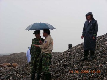 中心江油工作队冒雨参加遇难者遗体处理
