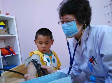 呼伦贝尔市医院儿科医生为儿童福利院孩子体检