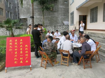 广西医科大学第一附属医院巡回医疗队为我县光荣院老仁义诊送健康