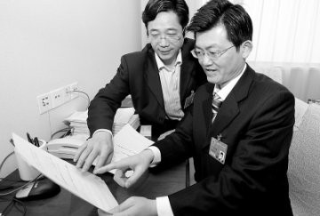 人大代表认真完善议案