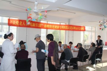 阳光泌尿医院走进社会福利院义务为老人体检