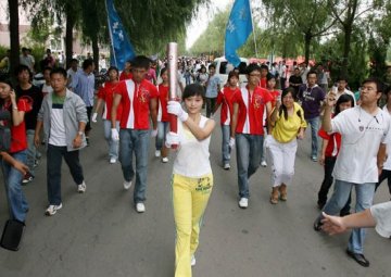 吉林大学学生代表手持“祥云”在校园里