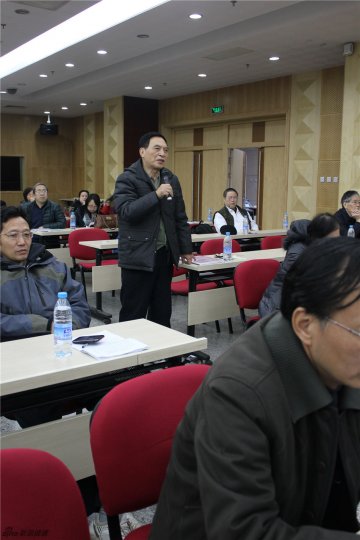 代表就各个报告主题发问