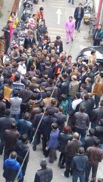 广东发生严重辱医事件：病死者家属押医生游行