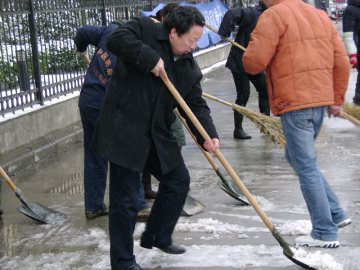 我校开展冬季扫雪护路工作