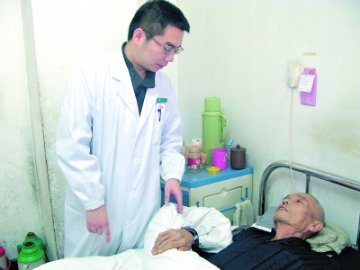 医生被患者家属扇耳光仍坚守职责 受网友称赞