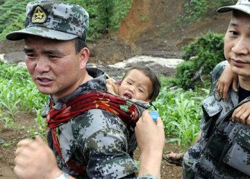 上千名抢险救援和医疗救护人员集结关岭