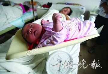 湖北十堰一名女婴降生时重12.4斤