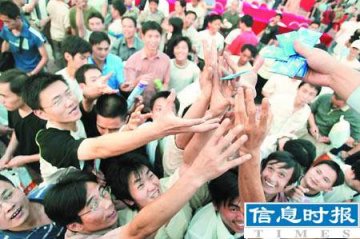 广州性文化节女性观众猛增 女子携丈夫买合欢椅