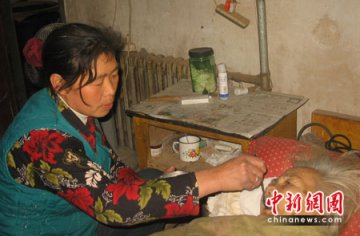 河北女子照料瘫痪公婆十年每日擦身喂饭