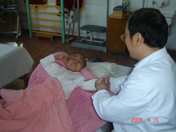 武警总医院康复科的“敬礼男孩”