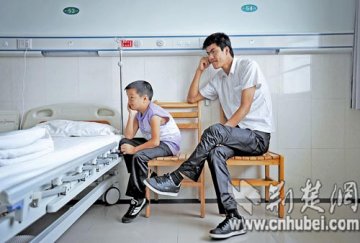 同胞兄弟身高相差63厘米续：矮哥哥注射生长激素