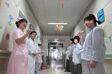 独家实拍：精神病院护士工作现场