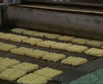 油炸方便面陷入致癌风波 企业为炒作散布假信息