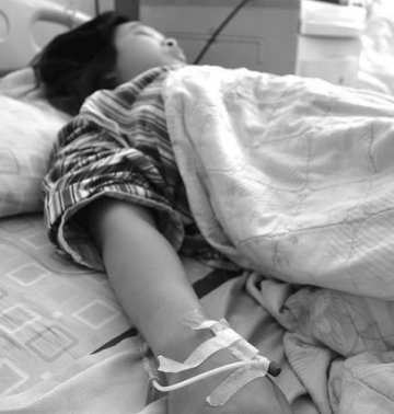 孕妇所乘担架车突然下塌 早产女婴生命堪忧