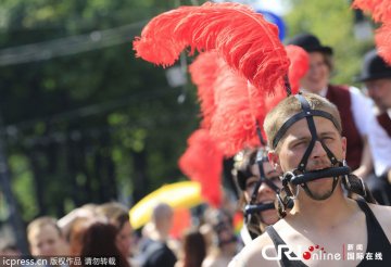 欧洲多国举行同性恋大游行 奇葩造型层出不穷