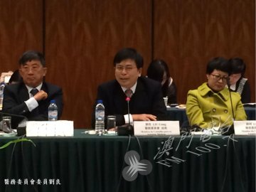 医务委员会全体会议 委员踊跃发言