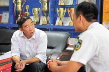 警界政委退休变“神医” 被揭穿 擅长反侦查