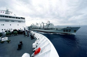 “和平方舟”号医院船首次海上补给