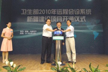 陈竺在新疆维吾尔自治区人民医院视察工作