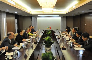 吴浈会见爱尔兰就业、企业和创新部部长理查德·布鲁顿